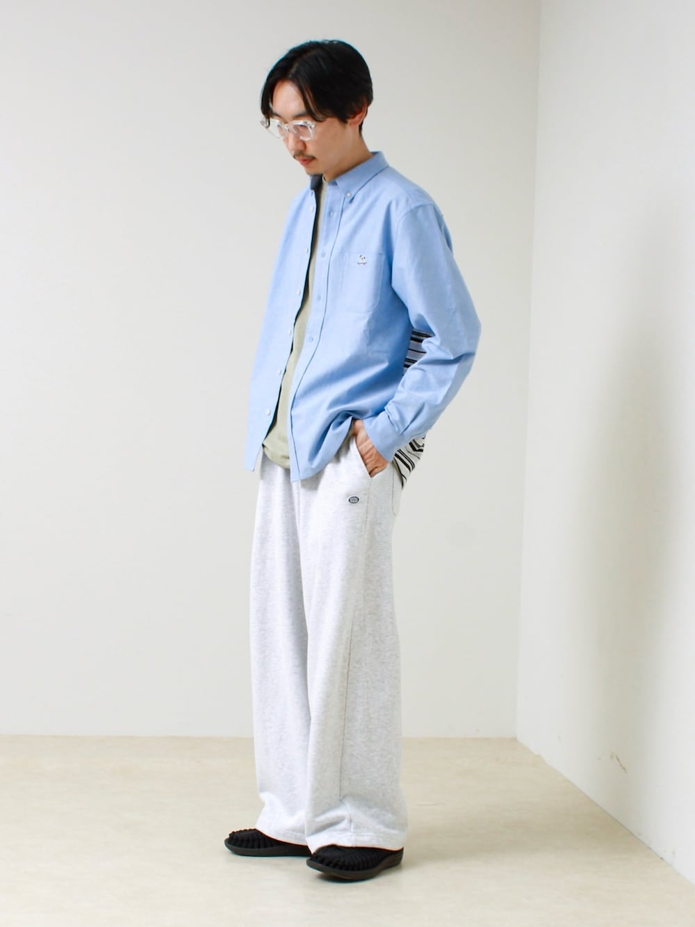 ブルー系のシャツ/ブラウス、グレー系のスウェットパンツを着用したメンズの春コーディネートの2枚目の写真