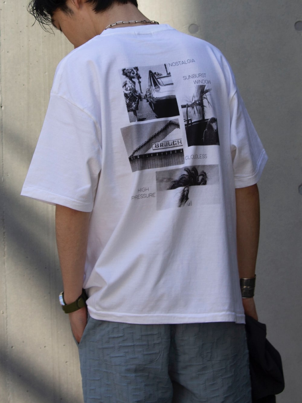 ホワイト系のTシャツ/カットソー、グレー系のノーカラージャケット、ブルー系のその他パンツを着用したメンズの春コーディネートの3枚目の写真