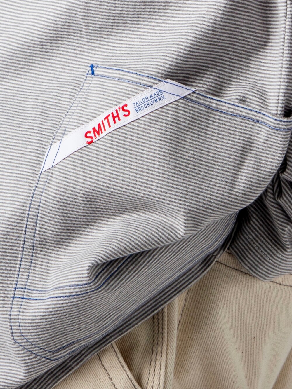 ホワイト系のTシャツ/カットソー、ホワイト系のその他パンツ、ベージュ系のシューズを着用したメンズの春コーディネートの3枚目の写真