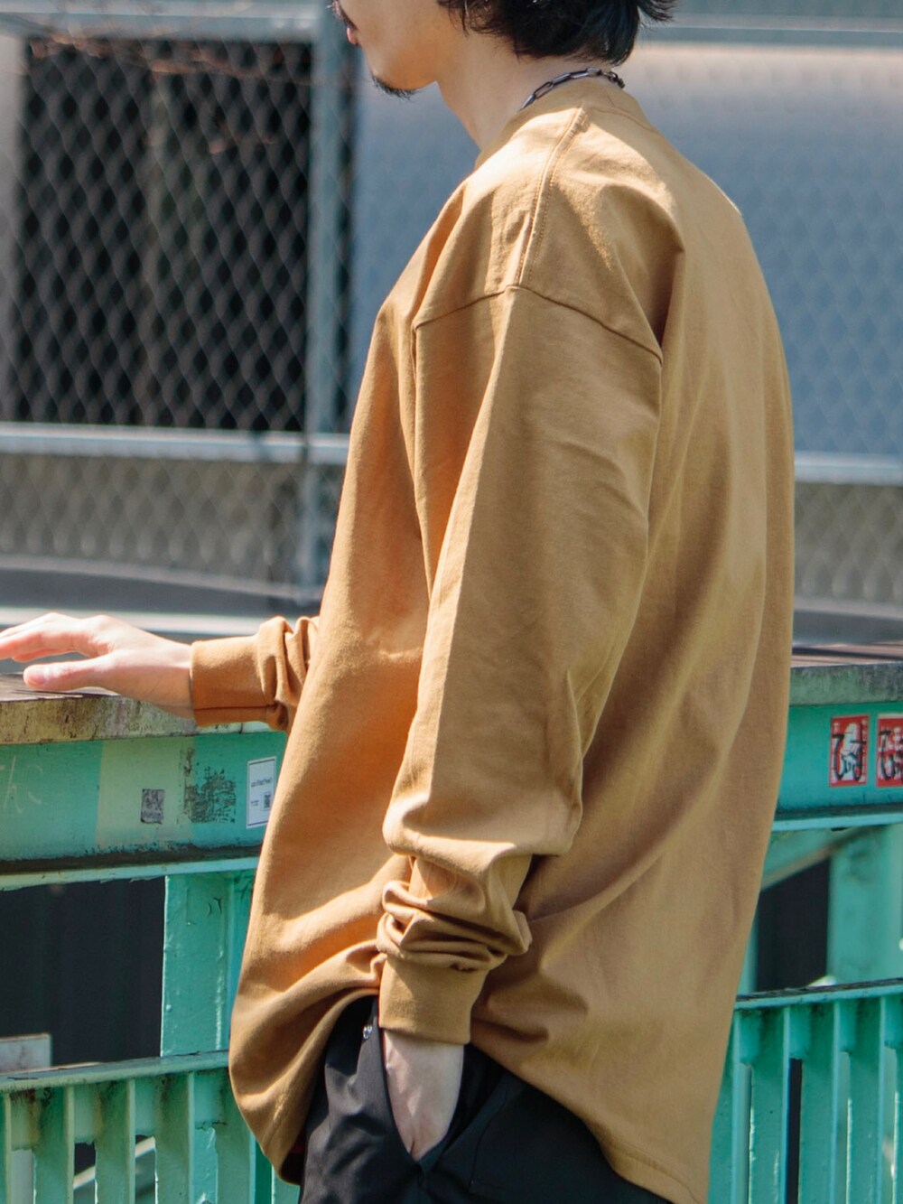 イエロー系のTシャツ/カットソー、ブラック系のその他パンツ、ブルー系のスニーカーを着用したメンズの春コーディネートの5枚目の写真