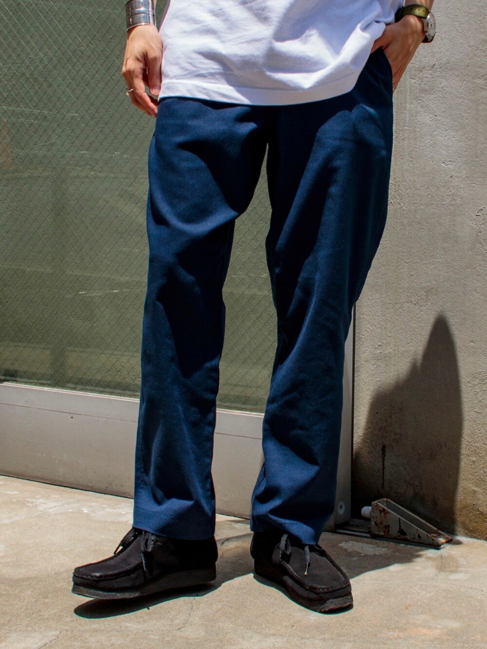 ホワイト系のTシャツ/カットソー、ブルー系のその他パンツ、ブラック系のシューズを着用したメンズの夏コーディネートの3枚目の写真
