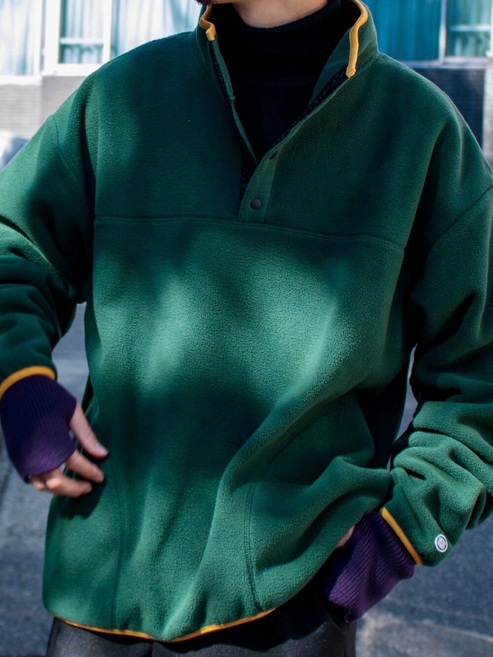 「WEARハロウィン2022、秋服、秋コーデ、秋冬コーデ、グリーン、レイヤードスタイル、タートルネック、フリース、レトロ、ビッグシルエット、ブーツ、ワイドパンツ、ストリート、グローブ、gloster」｜「DISCUS ATHLETICの【DISCUS ATHLETIC/ディスカス アスレチック】別注スナップフリースプルオーバー（スウェット、グリーン系）」を使った、須山さん（メンズ・177cm）の秋コーディネートの2枚目の写真