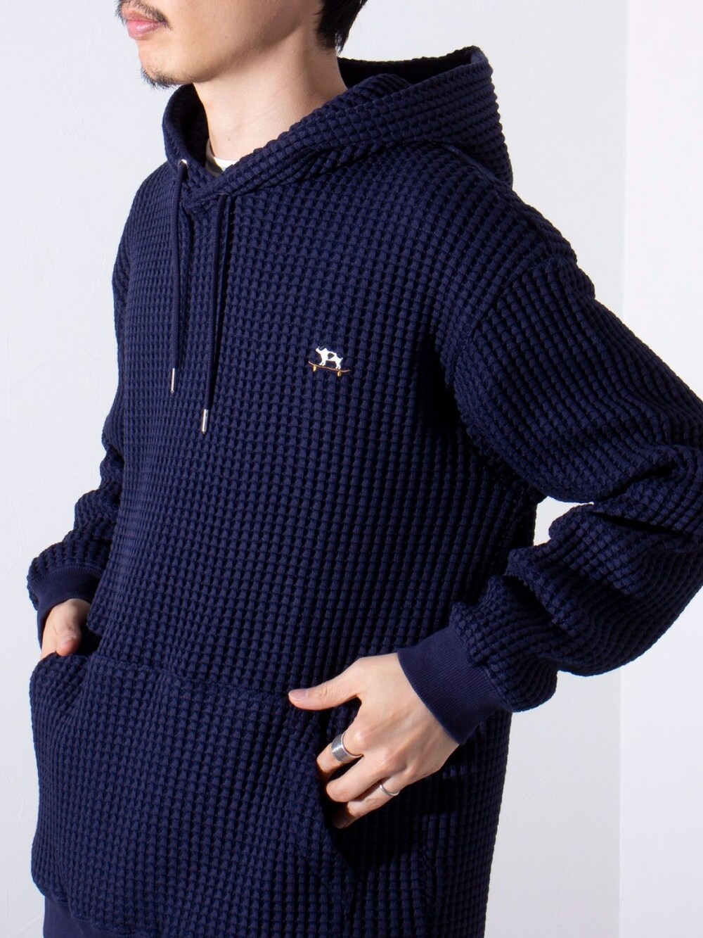 ブルー系のパーカー、グリーン系のその他パンツを着用したメンズの冬コーディネートの2枚目の写真