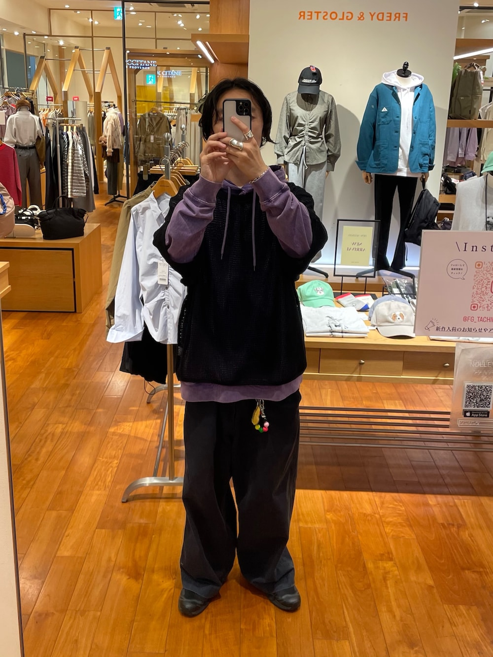 パープル系のパーカー、ブラック系のTシャツ/カットソーを着用したメンズの秋コーディネートの2枚目の写真