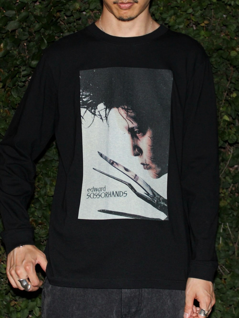 ブラック系のTシャツ/カットソー、ブラック系のスニーカー、ゴールド系のメガネを着用したメンズの夏コーディネートの2枚目の写真