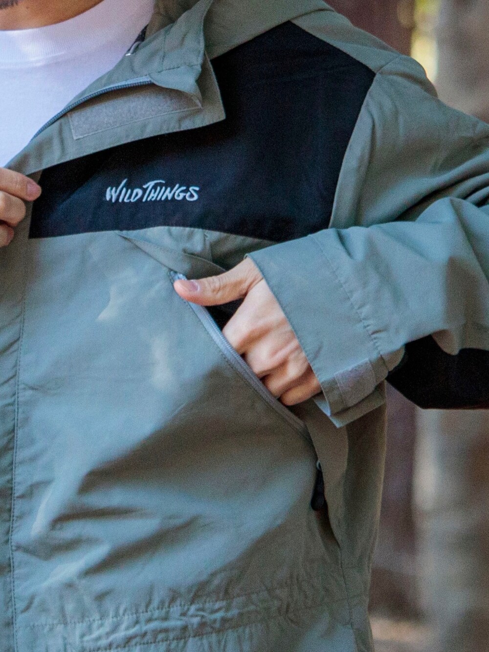 ホワイト系のTシャツ/カットソー、グレー系のマウンテンパーカー、グリーン系のその他パンツを着用したメンズの冬コーディネートの4枚目の写真