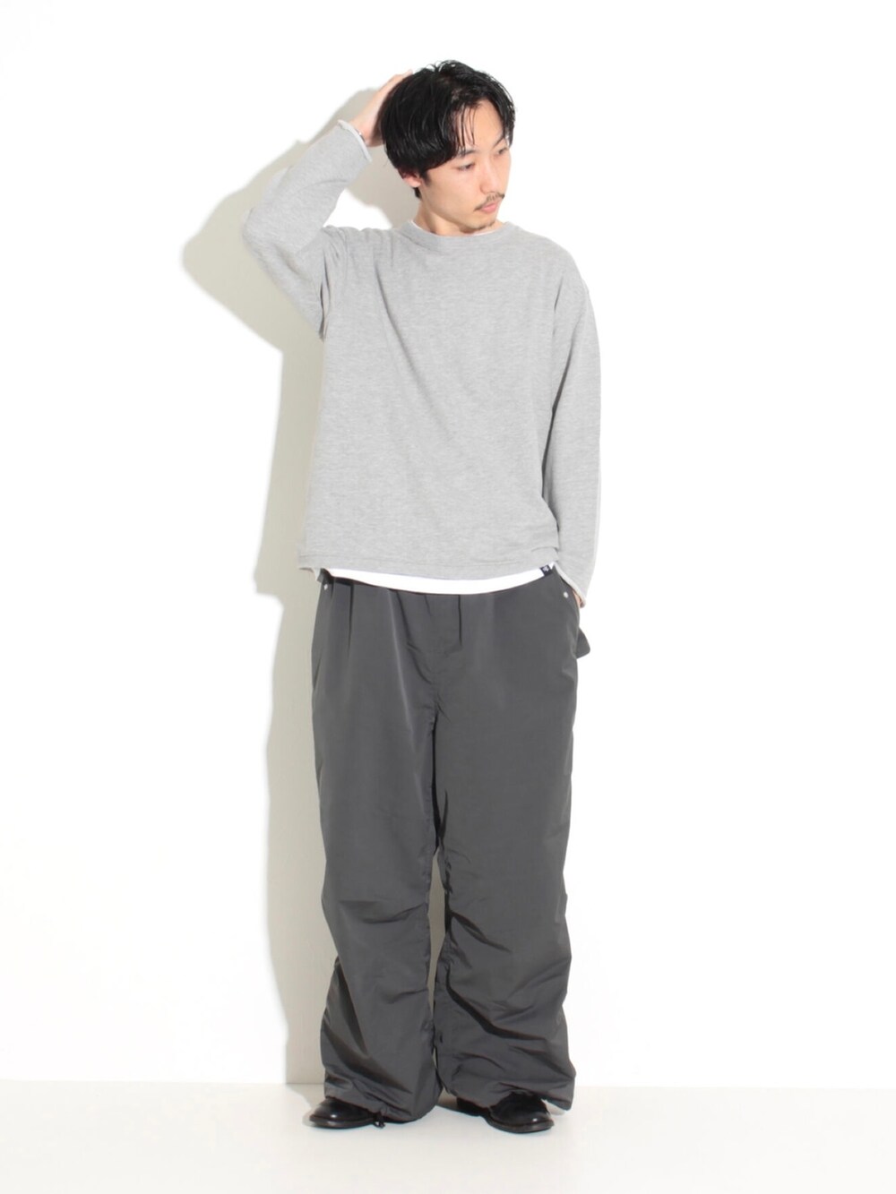 グレー系のスウェット、グレー系のその他パンツを着用したメンズの冬コーディネートの3枚目の写真