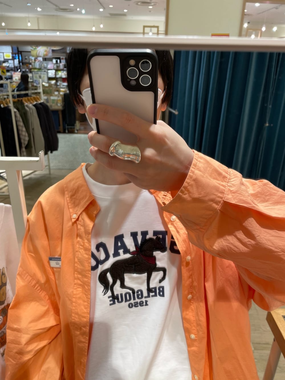 ホワイト系のTシャツ/カットソーを着用したメンズの春コーディネートの2枚目の写真