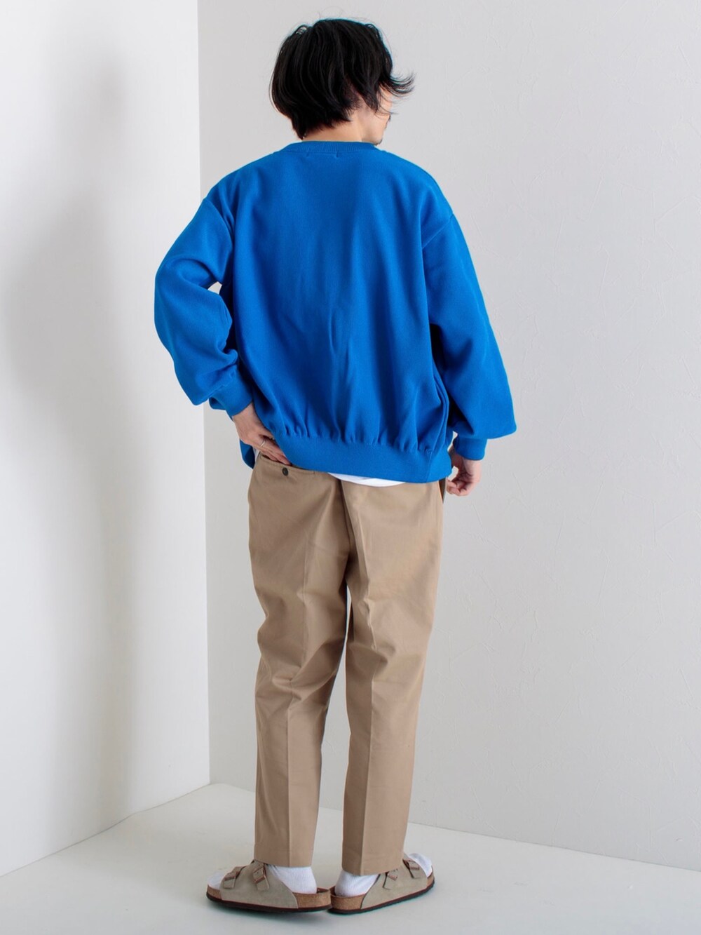 ブルー系のカーディガン/ボレロ、ベージュ系のその他パンツ、ベージュ系のサンダルを着用したメンズの春コーディネートの2枚目の写真