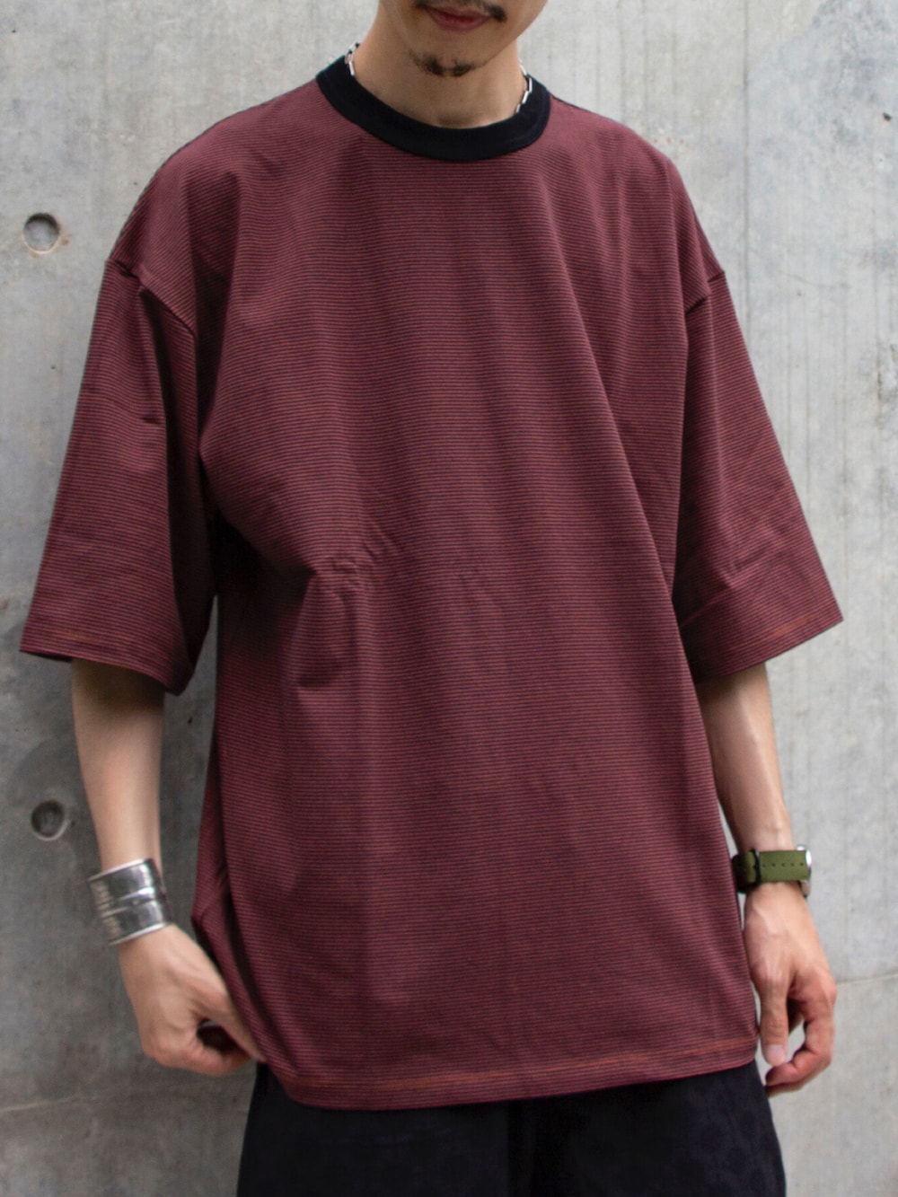 「夏コーデ、シンプル、シンプルコーデ、ボーダートップス、柄パンツ、サンダル、ボルドー、レッド、リンガーTシャツ、夏だ！Tシャツ着よう！、Tシャツ、ルームウェア、ビックシルエット、オトナカジュアル、シンプルスタイル」｜「GLOSTERの【GLOSTER ROAD/グロスターロード】ミジンボーダー リンガーTシャツ ビッグシルエット（Tシャツ/カットソー、レッド系）」を使った、須山さん（メンズ・177cm）の夏コーディネートの3枚目の写真