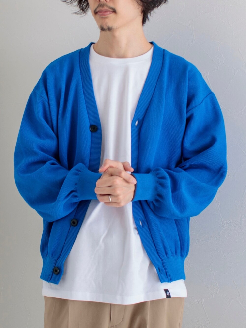 ブルー系のカーディガン/ボレロ、ベージュ系のその他パンツ、ベージュ系のサンダルを着用したメンズの春コーディネートの3枚目の写真