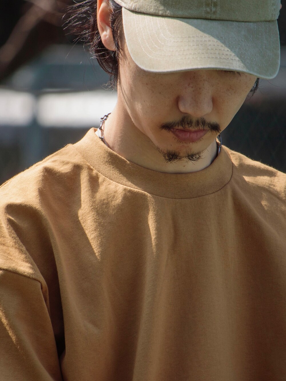 イエロー系のTシャツ/カットソー、ブラック系のその他パンツ、ブルー系のスニーカーを着用したメンズの春コーディネートの4枚目の写真