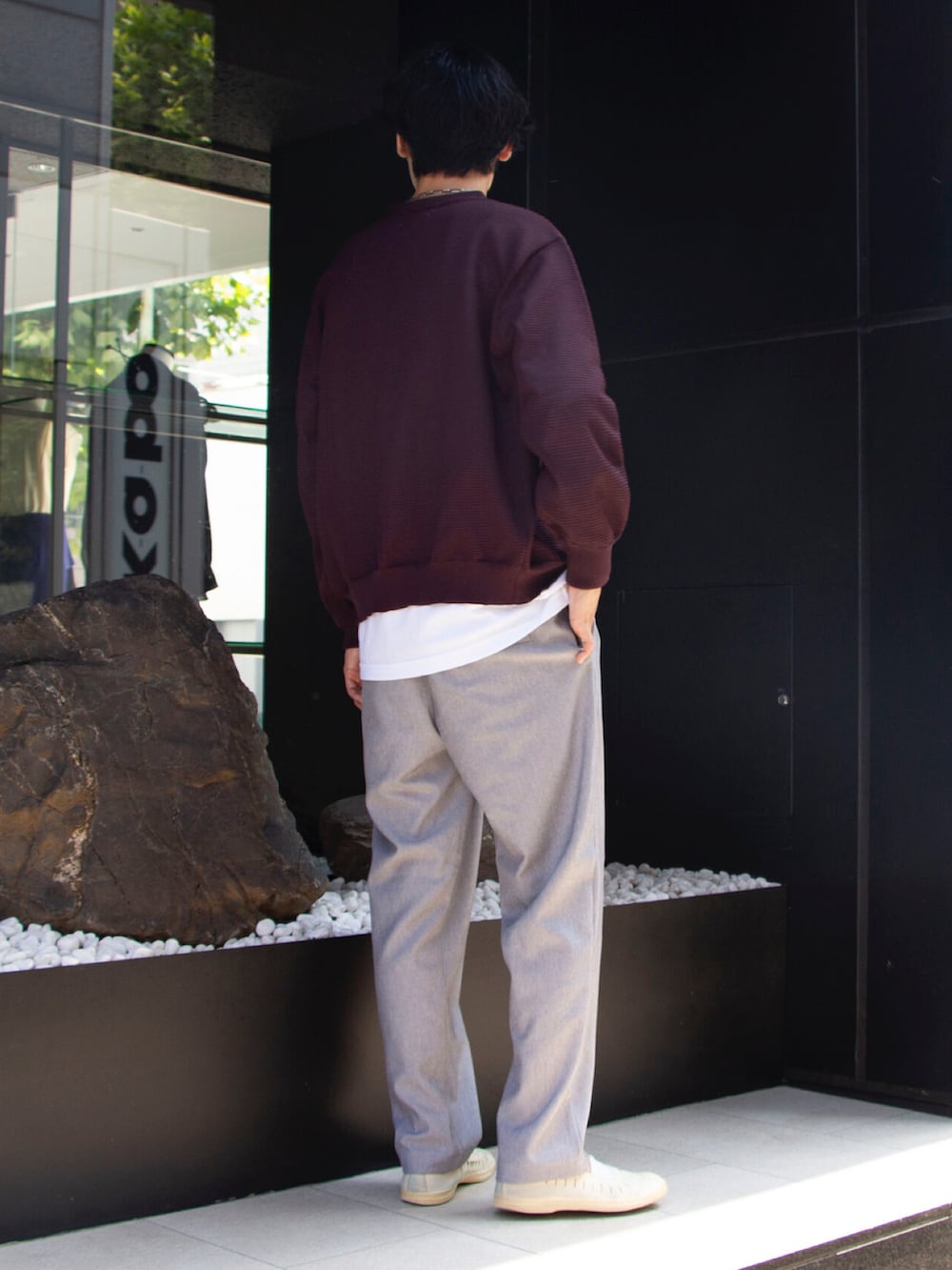 ブラウン系のカーディガン/ボレロ、グレー系のセットアップを着用したメンズの夏コーディネートの3枚目の写真