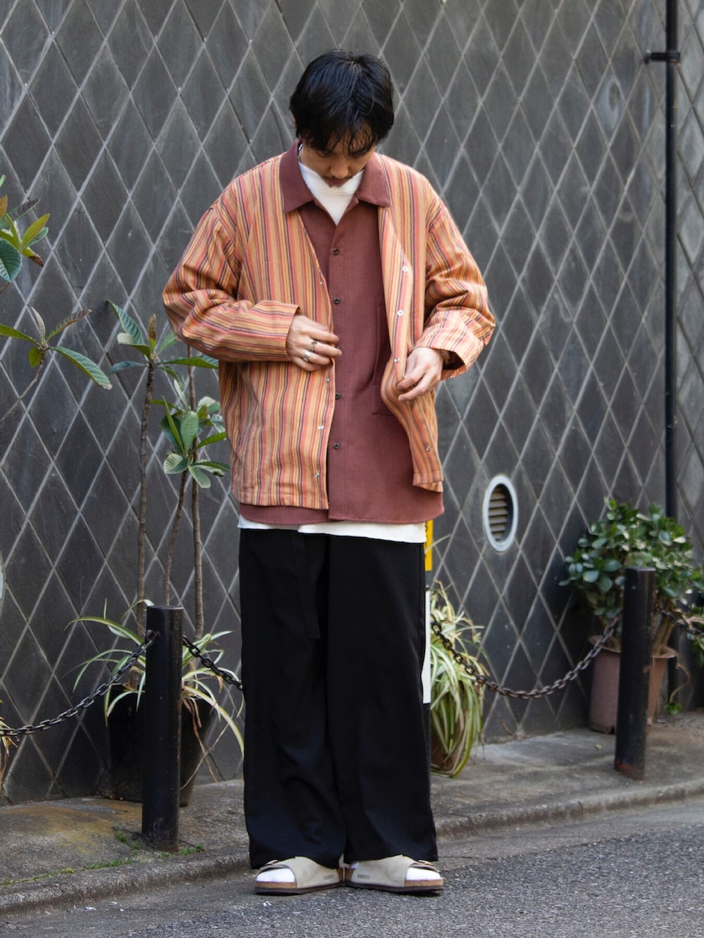 「レイヤードスタイル、カーディガン、ストライプ、ビッグシルエット、ビッグシャツ、ワイドパンツ、スラックス、サンダルに靴下、休日スタイル、古着、ストリート、大人カジュアル、オレンジ、ビルケンシュトック、春コーデ」｜「GLOSTERの【GLOSTER/グロスター】ストライプ シャツカーディガン スナップボタン マルチストライプ（シャツ/ブラウス、オレンジ系）」を使った、須山さん（メンズ・177cm）の冬コーディネートの3枚目の写真