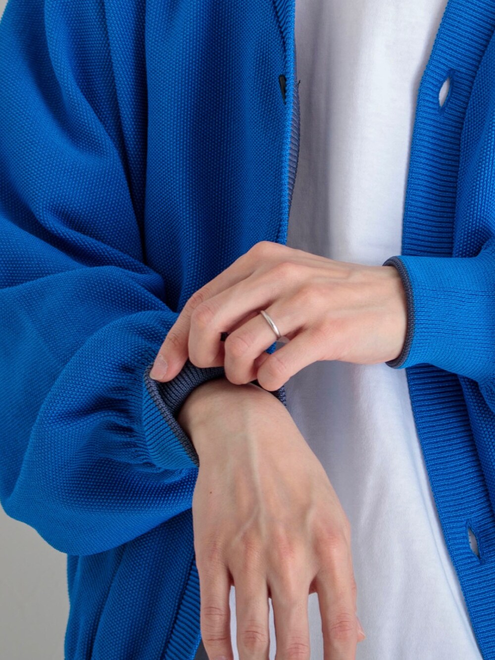 ブルー系のカーディガン/ボレロ、ベージュ系のその他パンツ、ベージュ系のサンダルを着用したメンズの春コーディネートの4枚目の写真