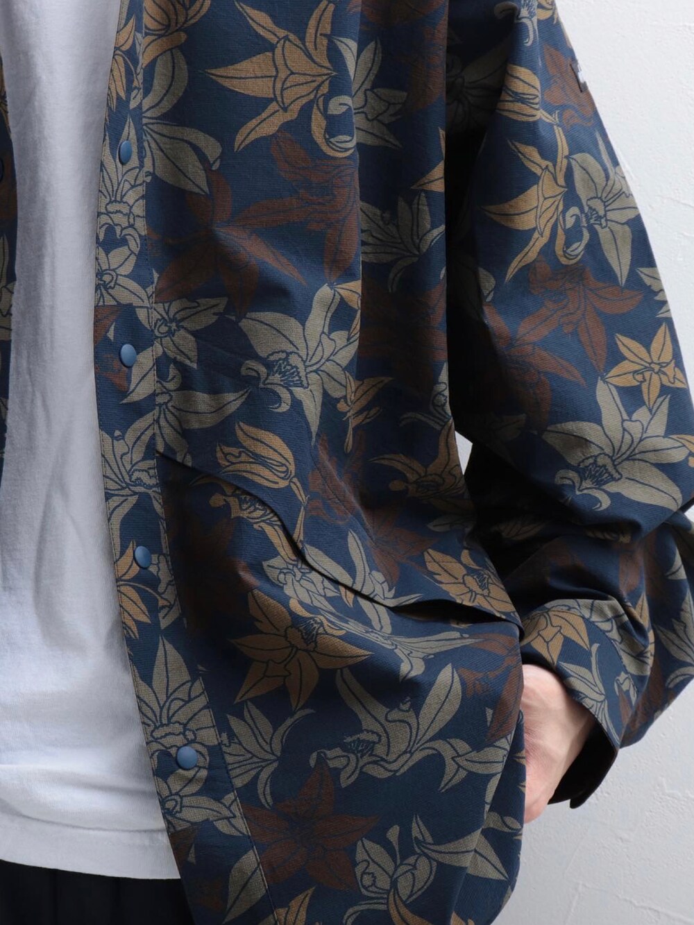 ブラック系のシャツ/ブラウス、ブルー系のその他パンツ、ホワイト系のTシャツ/カットソーを着用したメンズの春コーディネートの2枚目の写真