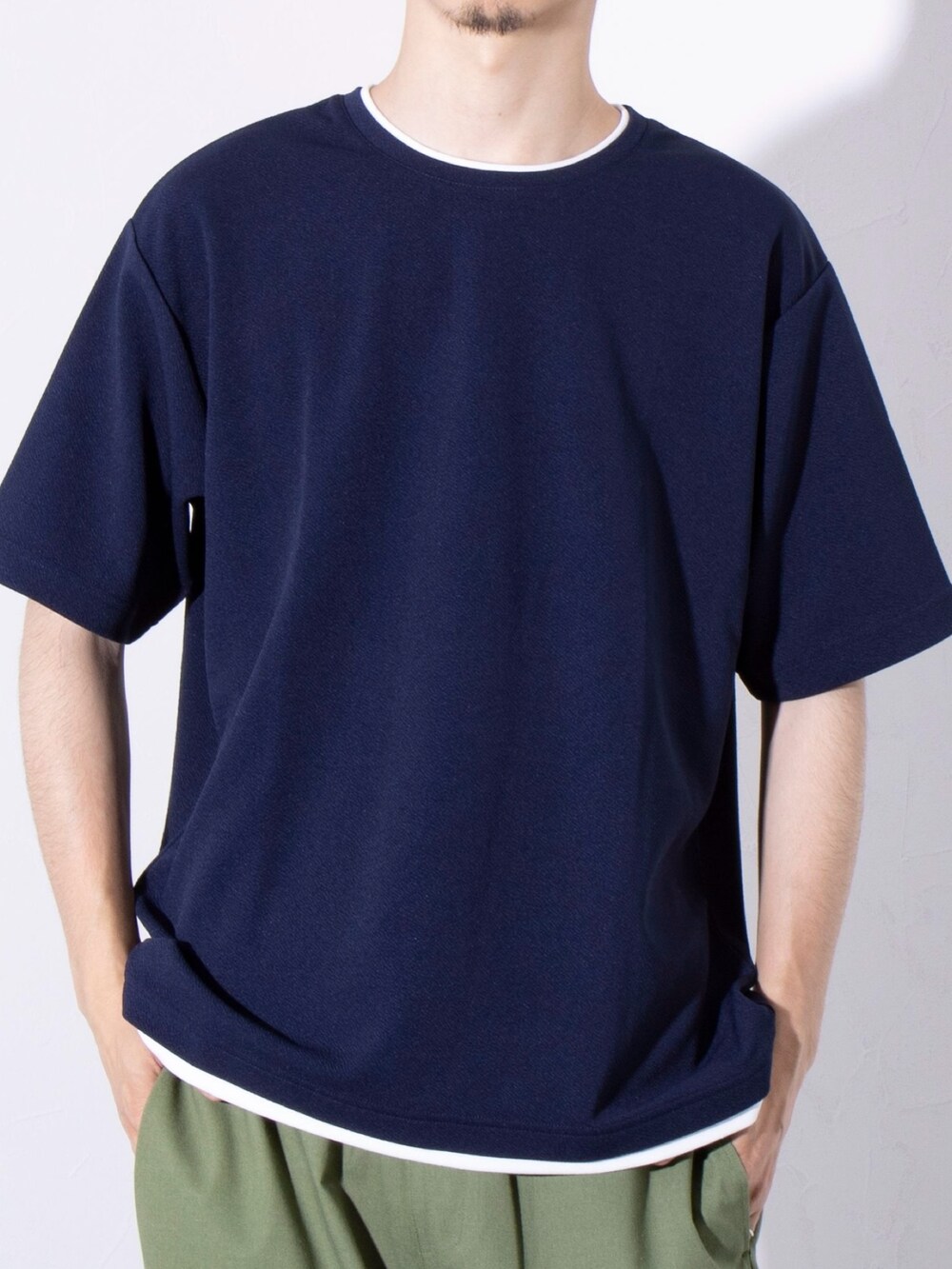 ブルー系のTシャツ/カットソー、グリーン系のその他パンツを着用したメンズの夏コーディネートの2枚目の写真