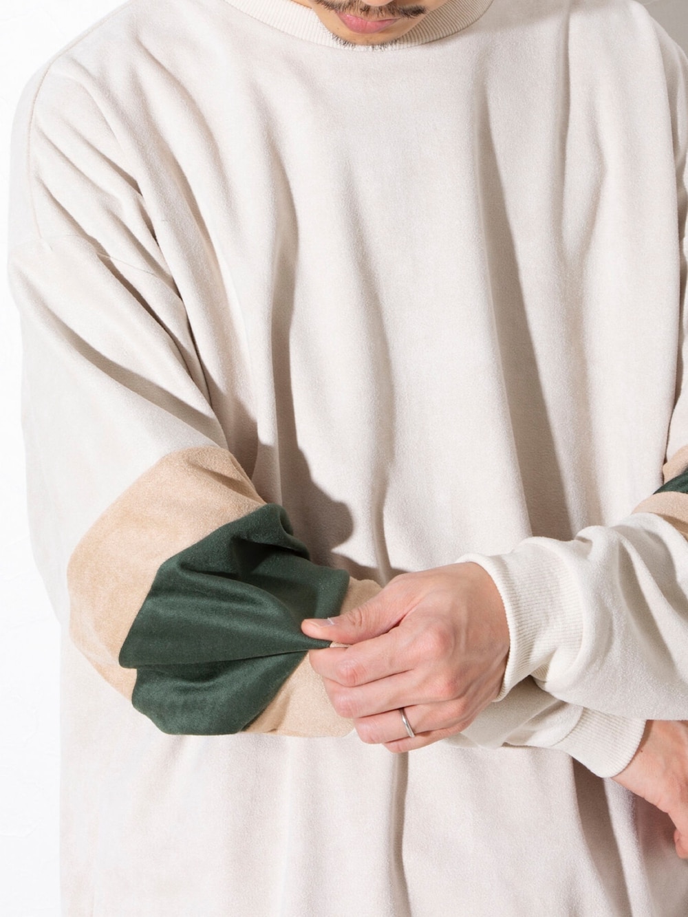 ホワイト系のTシャツ/カットソー、ベージュ系のチノパンツを着用したメンズの冬コーディネートの2枚目の写真