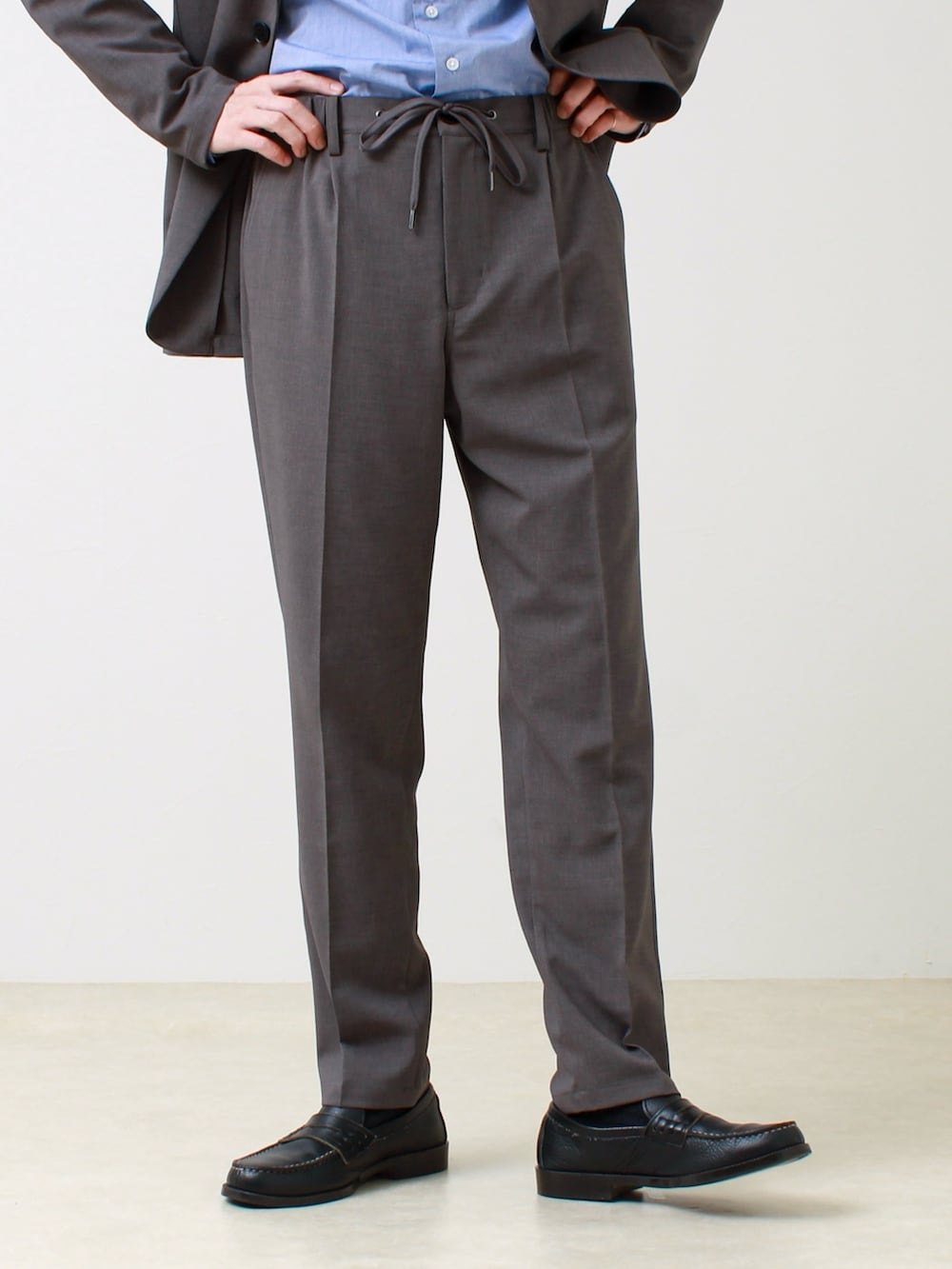 グレー系のテーラードジャケット、ブルー系のシャツ/ブラウス、グレー系のその他パンツを着用したメンズの春コーディネートの5枚目の写真