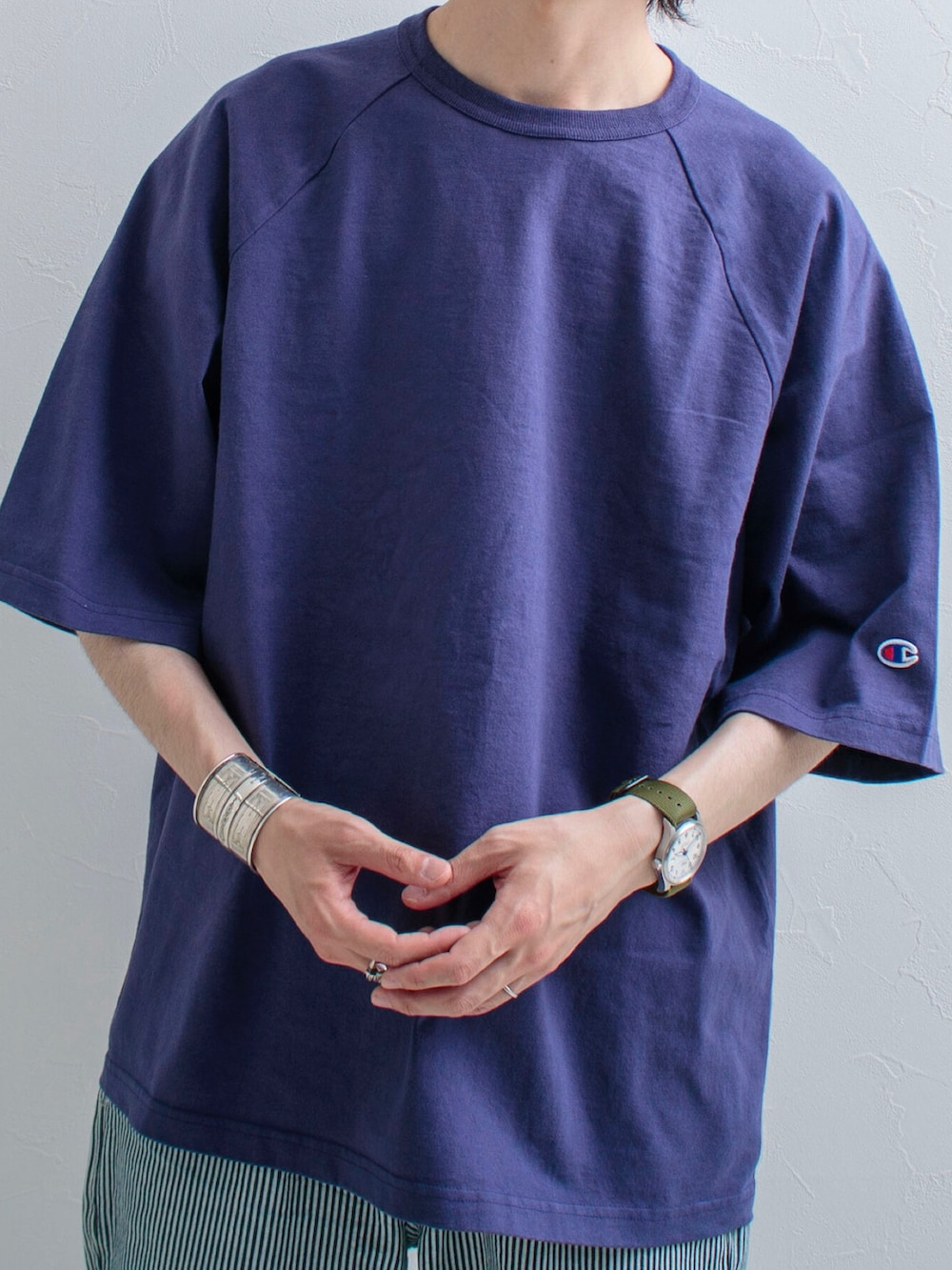 パープル系のTシャツ/カットソー、ブルー系のその他パンツ、ブラック系のスニーカーを着用したメンズの春コーディネートの2枚目の写真