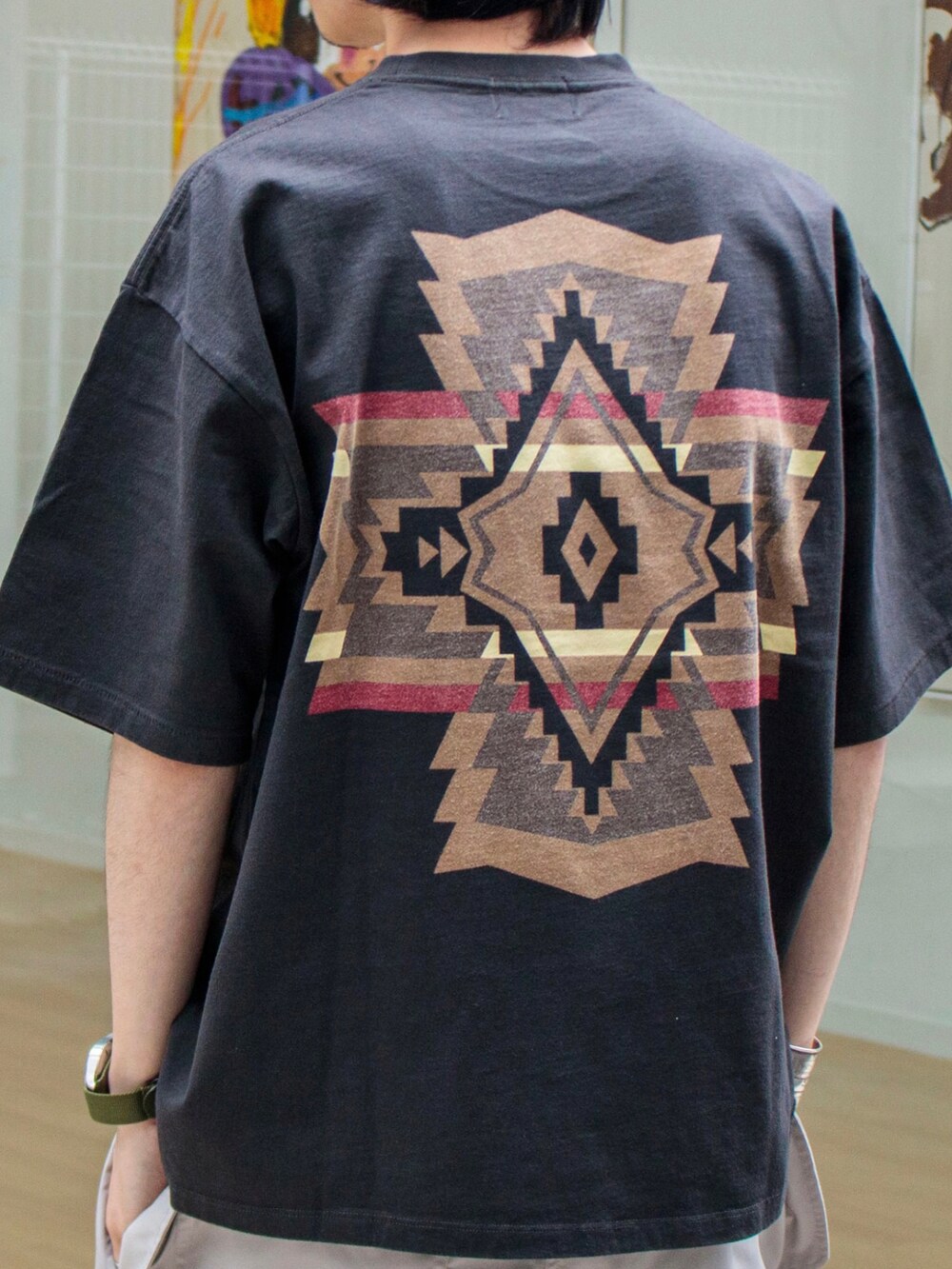 グレー系のTシャツ/カットソー、ベージュ系のその他パンツ、ブラック系のスニーカーを着用したメンズの夏コーディネートの2枚目の写真