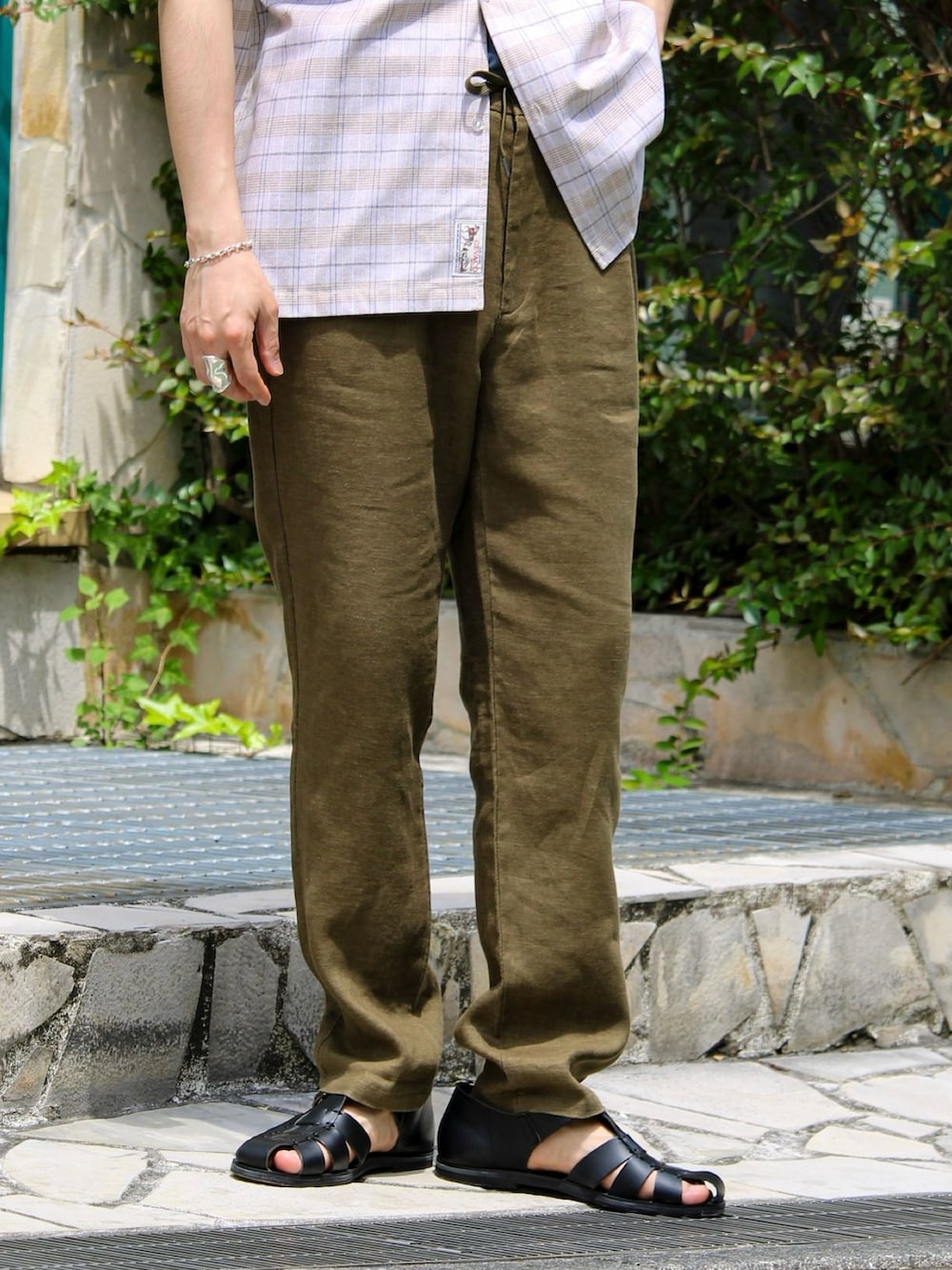 グリーン系のその他パンツ、ブルー系のTシャツ/カットソー、ベージュ系のシャツ/ブラウスを着用したメンズの春コーディネートの4枚目の写真