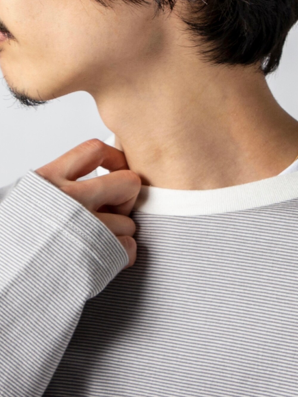 ホワイト系のTシャツ/カットソー、ホワイト系のその他パンツ、ベージュ系のシューズを着用したメンズの春コーディネートの4枚目の写真