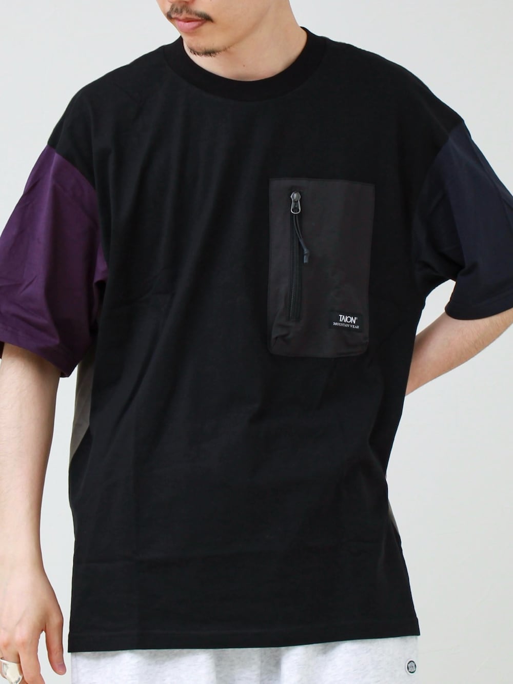 その他のTシャツ/カットソー、グレー系のスウェットパンツを着用したメンズの春コーディネートの4枚目の写真