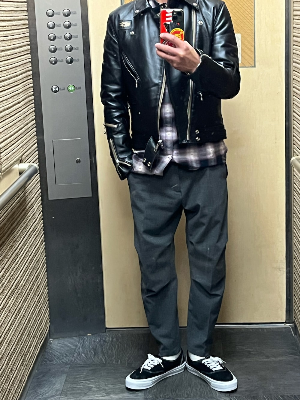 グレー系のその他パンツ、ブラック系のライダースジャケット、ブラック系のスニーカーを着用したメンズの冬コーディネートの2枚目の写真