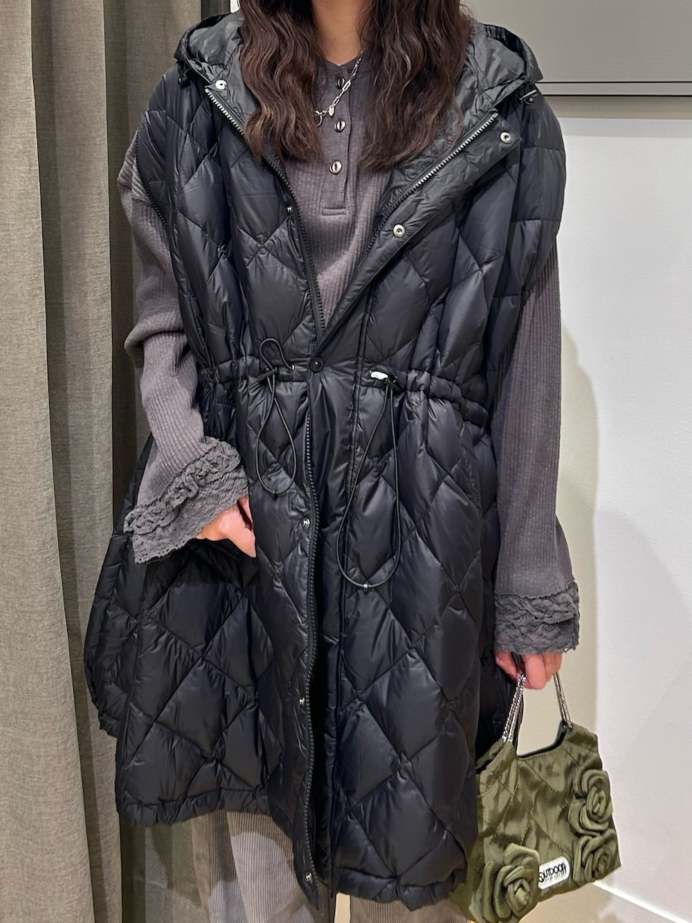 ブラック系のダウンジャケット/コート、グレー系のTシャツ/カットソー、グレー系のその他パンツを着用したレディースの秋コーディネートの4枚目の写真