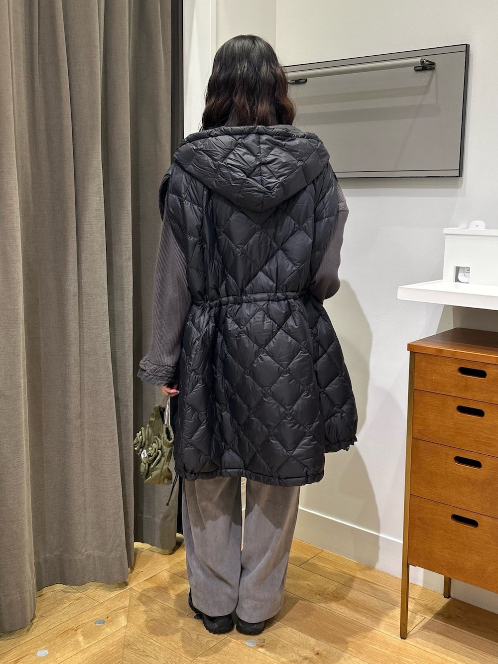 ブラック系のダウンジャケット/コート、グレー系のTシャツ/カットソー、グレー系のその他パンツを着用したレディースの秋コーディネートの2枚目の写真