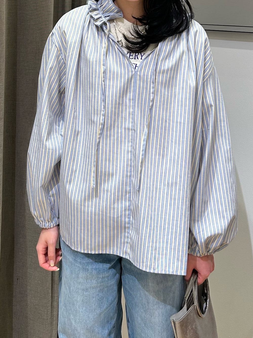 ブルー系のシャツ/ブラウス、ホワイト系のTシャツ/カットソー、ブルー系のデニムパンツを着用したレディースの春コーディネートの2枚目の写真