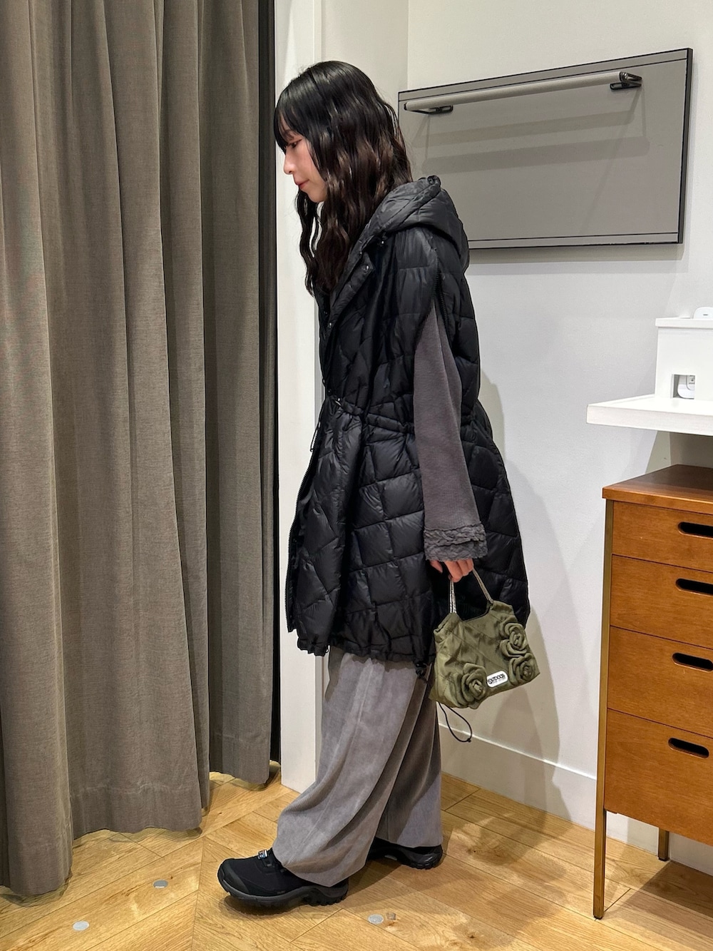 ブラック系のダウンジャケット/コート、グレー系のTシャツ/カットソー、グレー系のその他パンツを着用したレディースの秋コーディネートの3枚目の写真