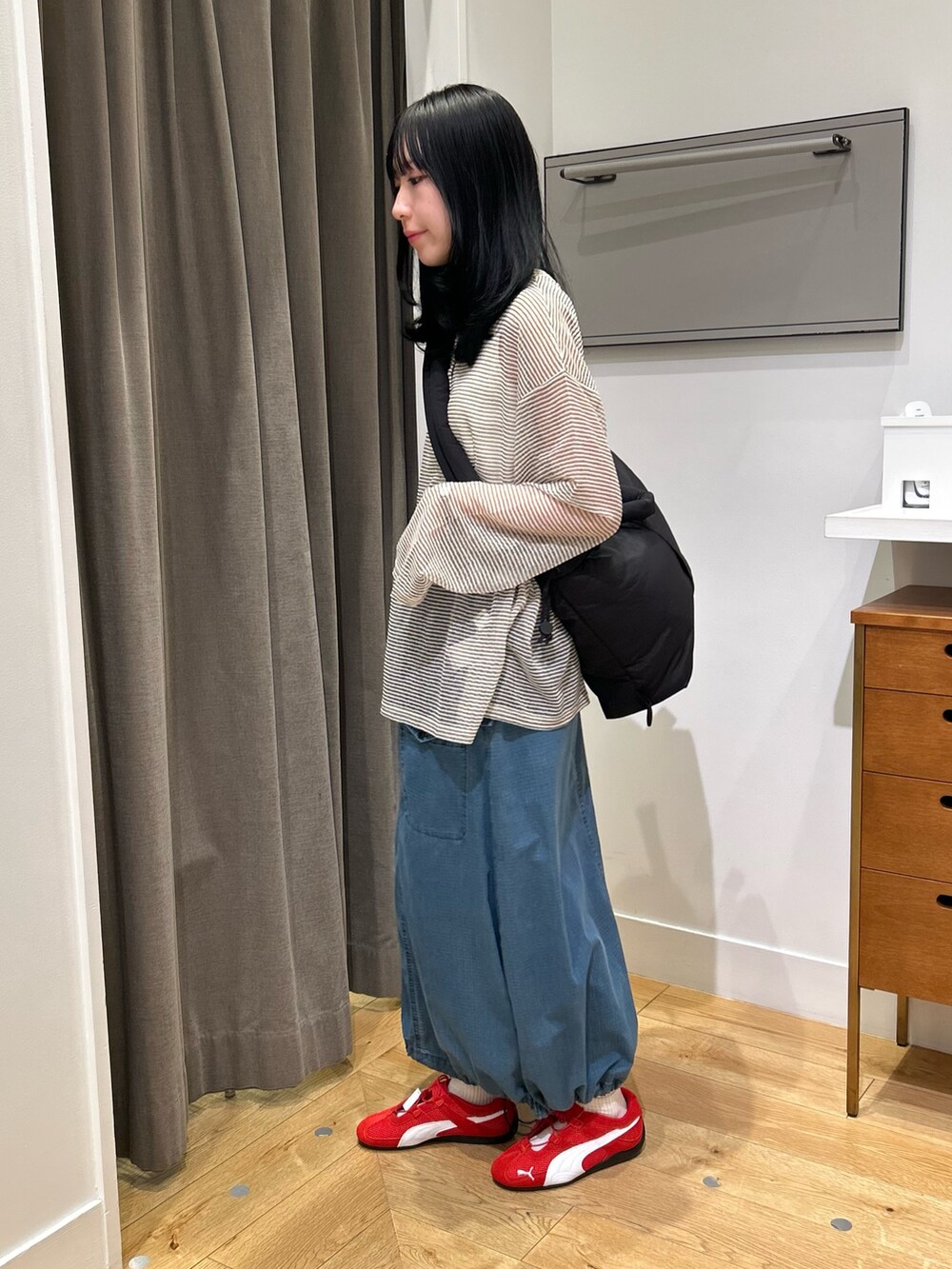 ホワイト系のTシャツ/カットソー、ブルー系のスカート、レッド系のスニーカーを着用したレディースの春コーディネートの2枚目の写真