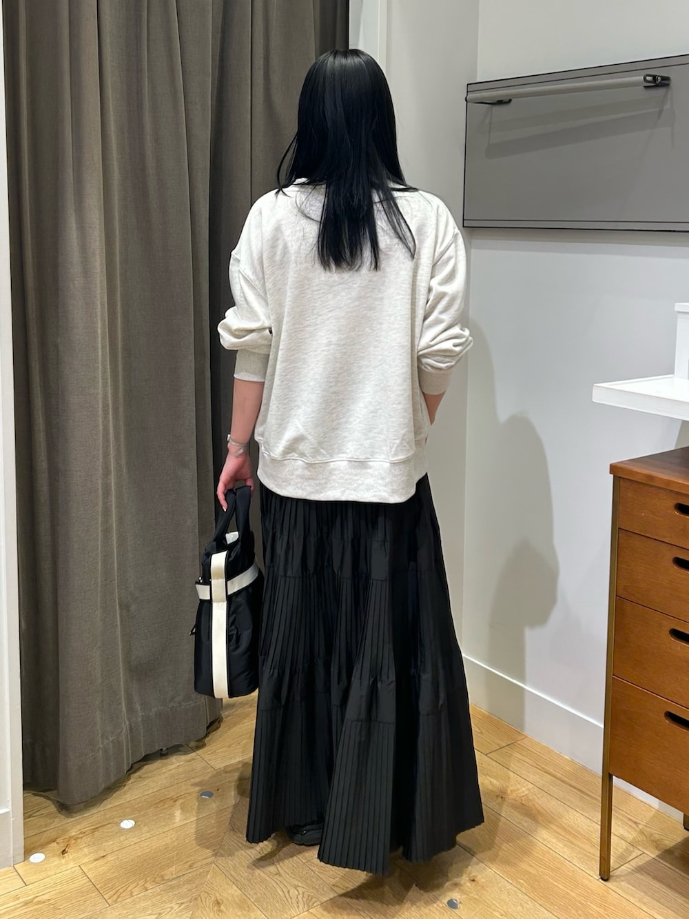 グレー系のカーディガン/ボレロ、ブラック系のスニーカー、ブラック系のトートバッグを着用したレディースの春コーディネートの2枚目の写真