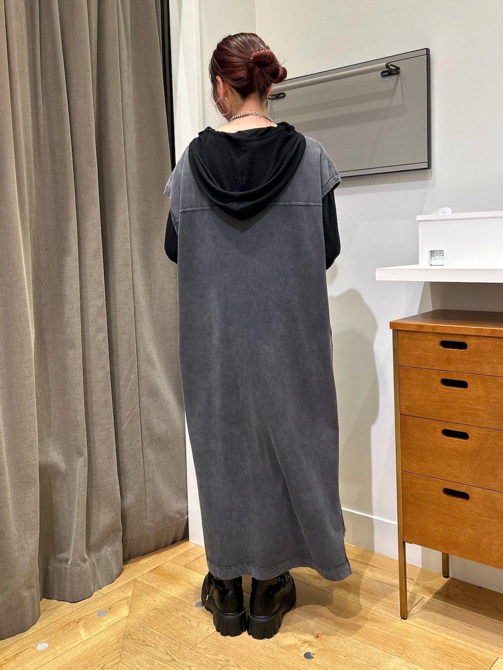 ブラック系のトートバッグ、ブラック系のワンピース、ブラック系のTシャツ/カットソーを着用したレディースの秋コーディネートの2枚目の写真