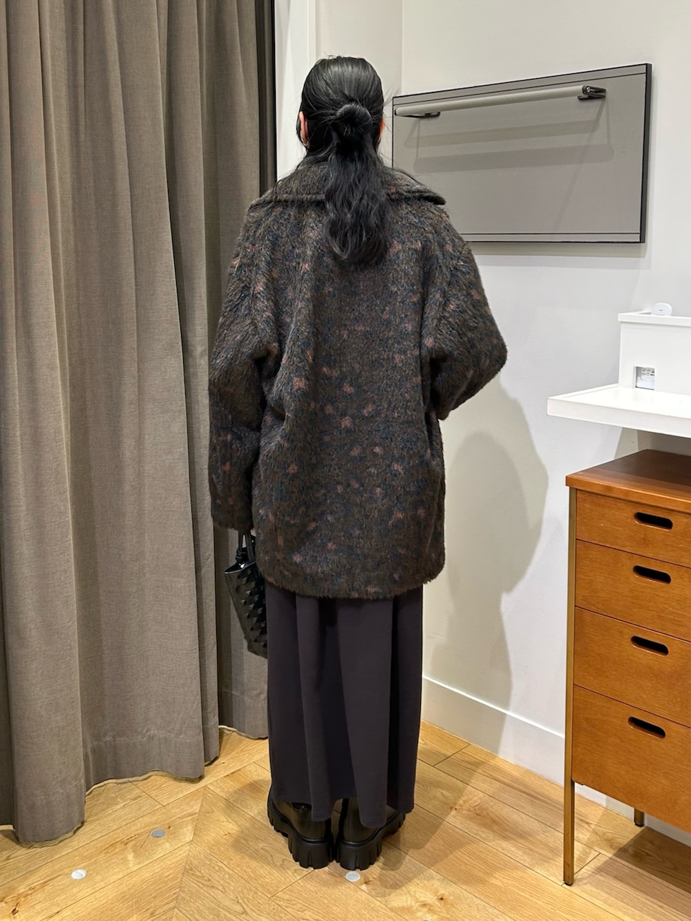 ブラウン系のその他アウター、ブラック系のワンピース、ブラック系のブーツを着用したレディースの秋コーディネートの2枚目の写真