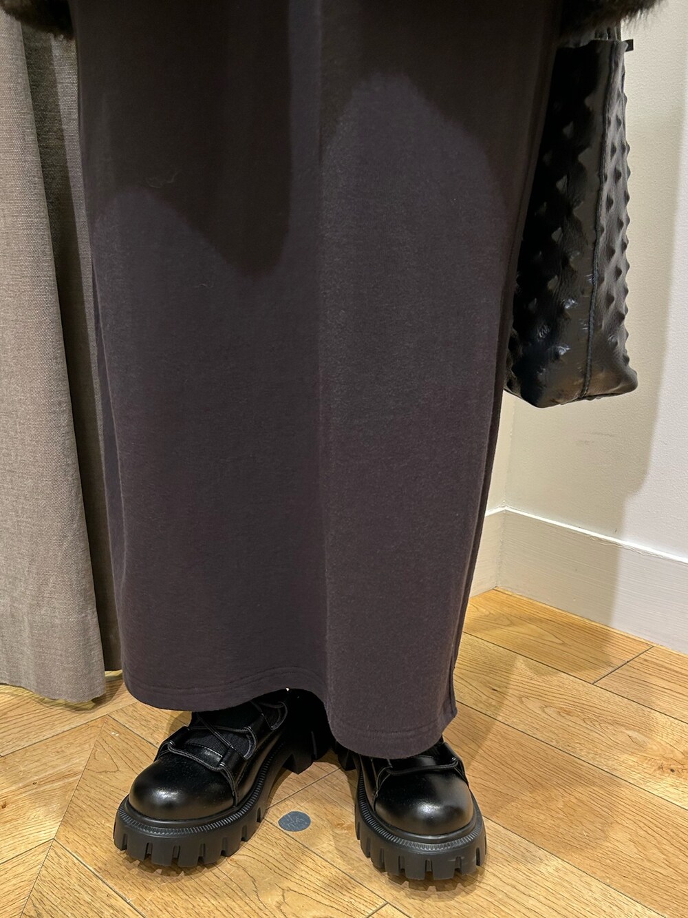 ブラウン系のその他アウター、ブラック系のワンピース、ブラック系のブーツを着用したレディースの秋コーディネートの4枚目の写真