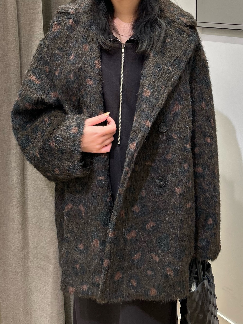 ブラウン系のその他アウター、ブラック系のワンピース、ブラック系のブーツを着用したレディースの秋コーディネートの3枚目の写真