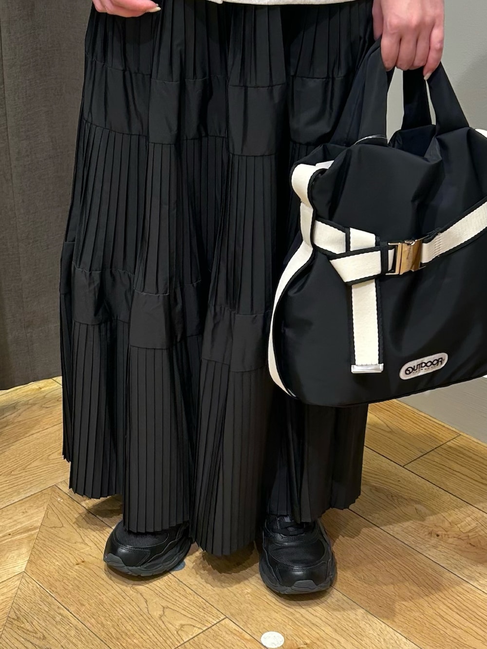 グレー系のカーディガン/ボレロ、ブラック系のスニーカー、ブラック系のトートバッグを着用したレディースの春コーディネートの4枚目の写真