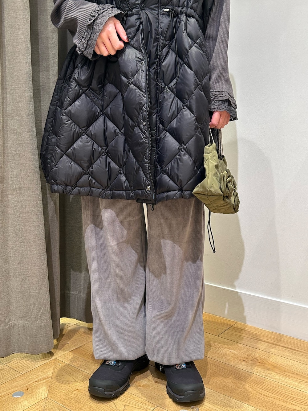 ブラック系のダウンジャケット/コート、グレー系のTシャツ/カットソー、グレー系のその他パンツを着用したレディースの秋コーディネートの5枚目の写真