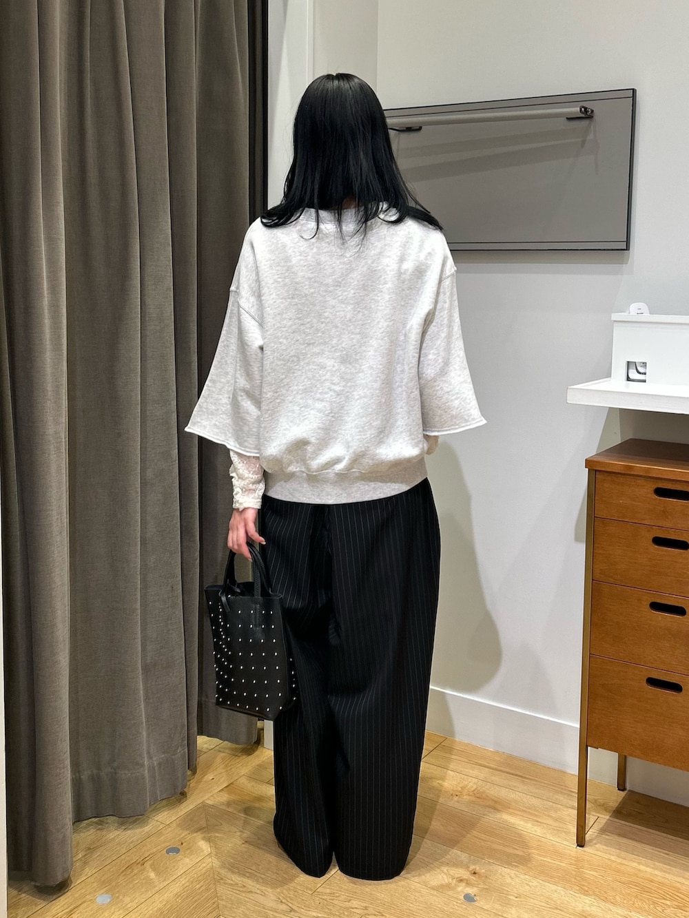 グレー系のスウェット、ホワイト系のTシャツ/カットソー、ブラック系のその他パンツを着用したレディースの春コーディネートの2枚目の写真