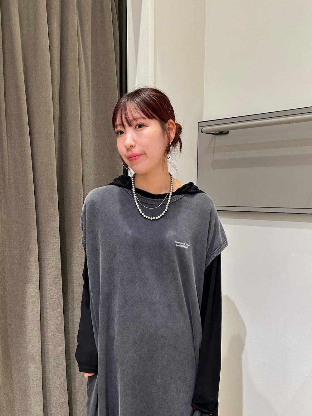 ブラック系のトートバッグ、ブラック系のワンピース、ブラック系のTシャツ/カットソーを着用したレディースの秋コーディネートの4枚目の写真