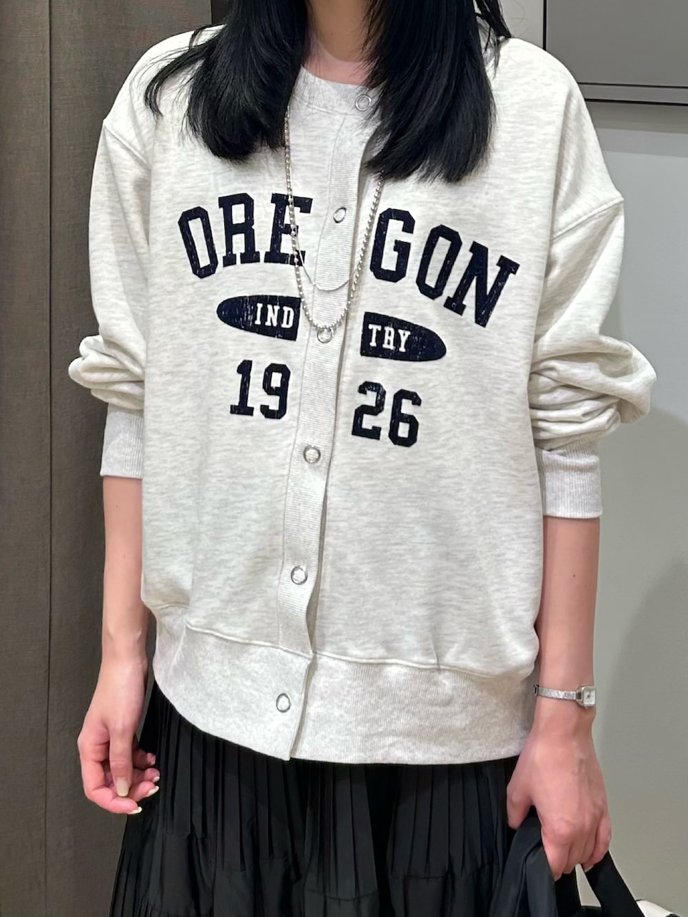 グレー系のカーディガン/ボレロ、ブラック系のスニーカー、ブラック系のトートバッグを着用したレディースの春コーディネートの3枚目の写真