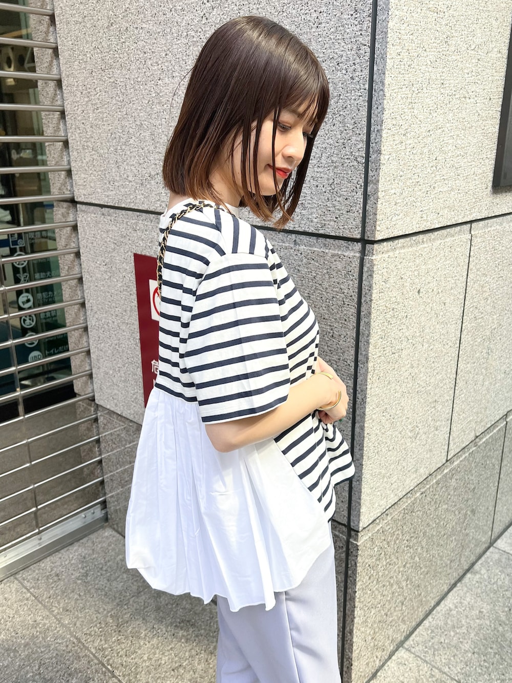 ブラック系のショルダーバッグ、ブルー系のTシャツ/カットソー、パープル系のその他パンツを着用したレディースの春コーディネートの4枚目の写真