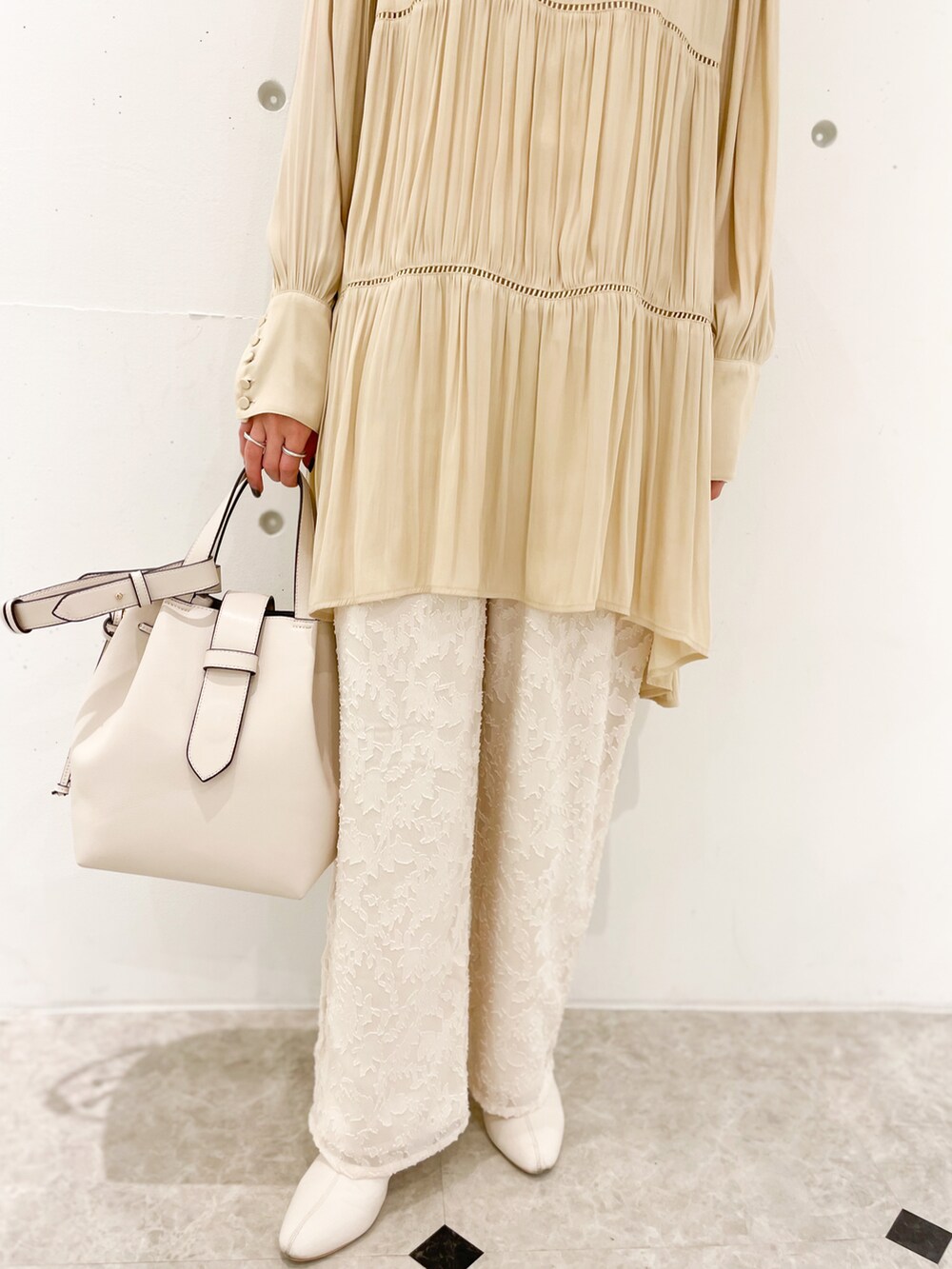 ホワイト系のシャツ/ブラウス、ホワイト系のトートバッグ、ホワイト系のその他パンツを着用したレディースの冬コーディネートの5枚目の写真