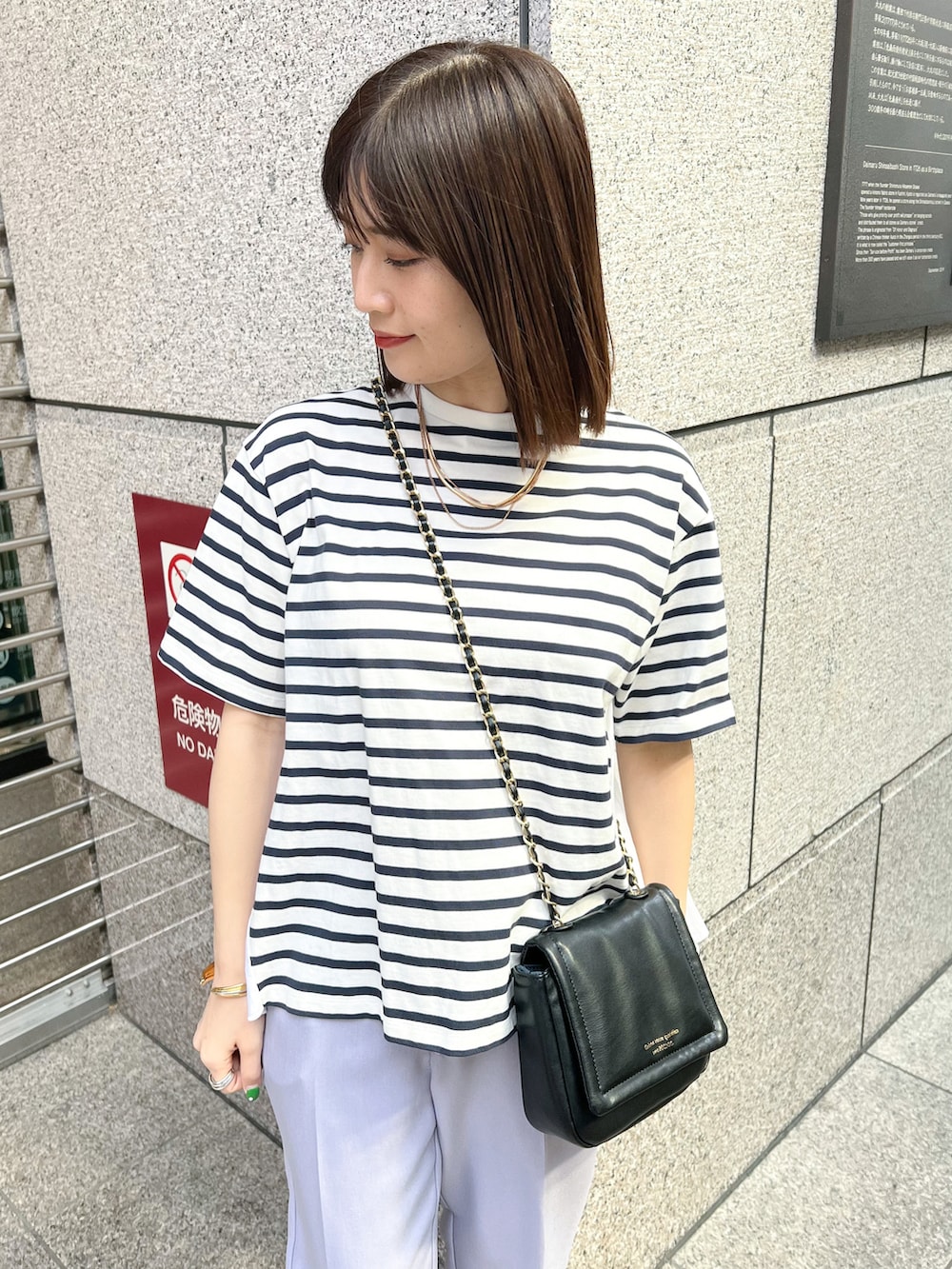 ブラック系のショルダーバッグ、ブルー系のTシャツ/カットソー、パープル系のその他パンツを着用したレディースの春コーディネートの3枚目の写真