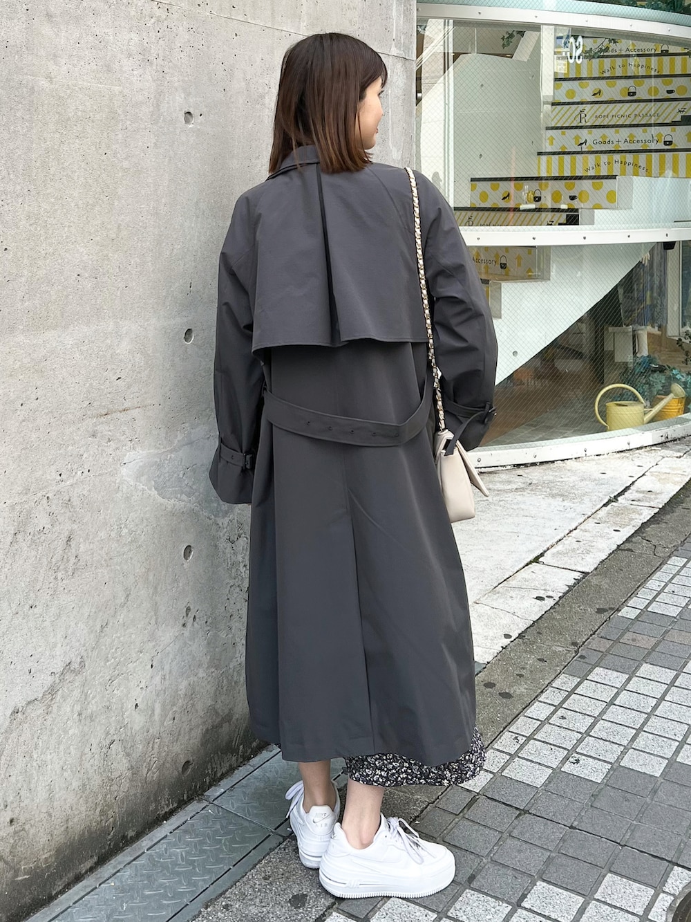 「トレンチコート、春コーデ、春コート、春アウター、花柄、花柄ワンピース、ショルダーバッグ、ベスト、レイヤードスタイル、スニーカー、白スニーカー、プチプラ、きれいめカジュアル、休日スタイル、シンプルコーデ」｜「ROPE' PICNICの透かし編みサイドリボンベスト（ベスト、オレンジ系）」を使った、MAMIさん（レディース・156cm）の春コーディネートの2枚目の写真