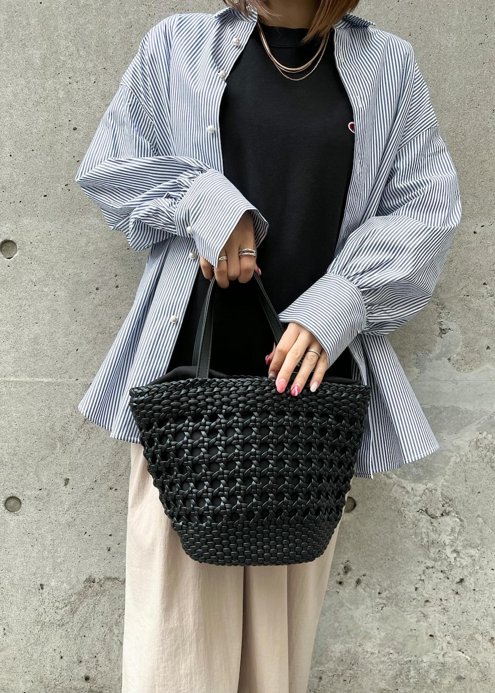 ベージュ系のその他パンツ、ブラック系のトートバッグ、ブルー系のシャツ/ブラウスを着用したレディースの春コーディネートの6枚目の写真