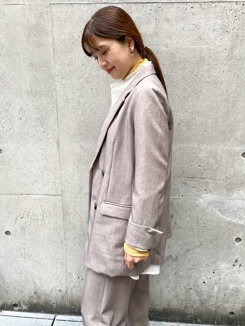 ベージュ系のテーラードジャケット、イエロー系のTシャツ/カットソー、ホワイト系のシャツ/ブラウスを着用したレディースの秋コーディネートの4枚目の写真